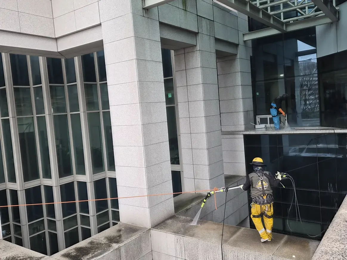 울진군 기성면 상가건물 옥상 파라펫 장비 주변 정밀 위생청소 사례 - 행진크린