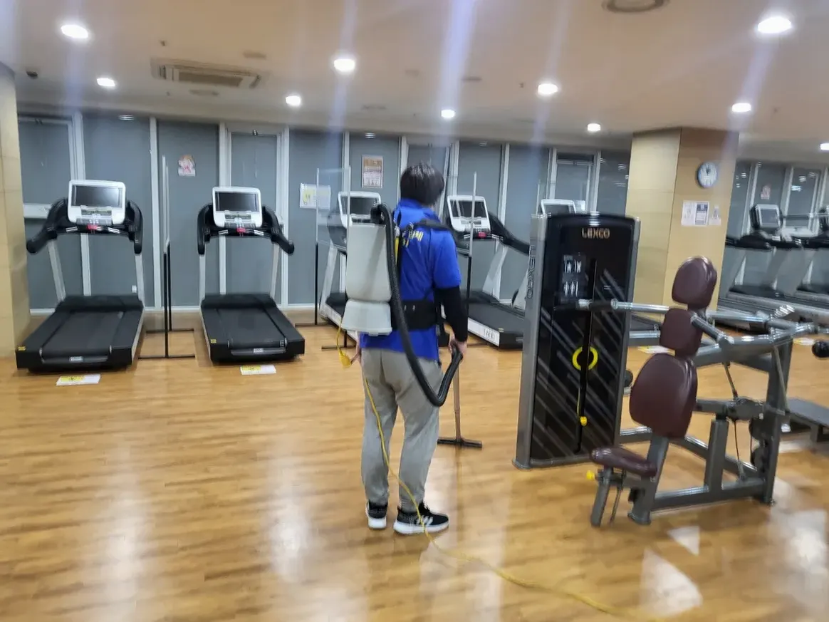 김천시 농소면 헬스장 샤워실 장비 주변 정밀 위생청소 사례 - 행진크린