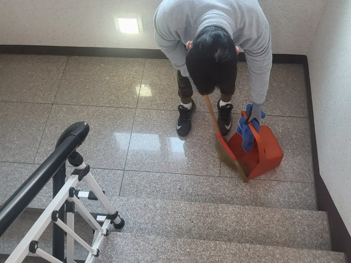 청도군 금천면 빌라 공동현관 장비 주변 정밀 위생청소 사례 - 행진크린